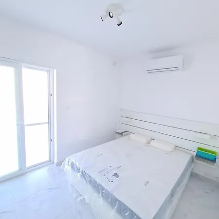 Top Floor With Terrace And 5 Mins Walk To Centre