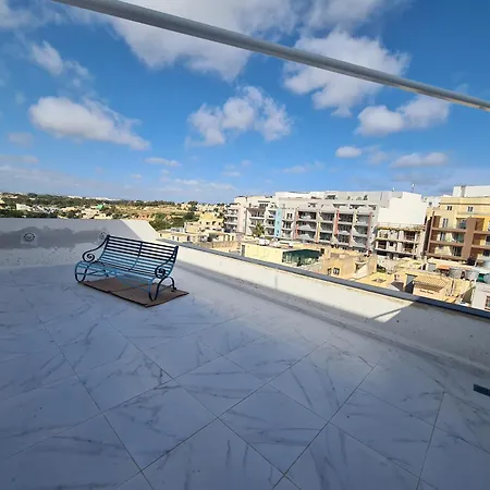 Apartment Top Floor With Terrace And 5 Mins Walk To Centre