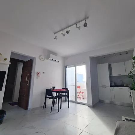 Top Floor With Terrace And 5 Mins Walk To Centre Διαμέρισμα *